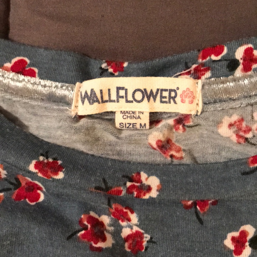 (SOLD) Wallflower Floral Front Tie T-Shirt - Picture 2 of 3